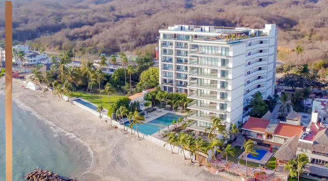 Torre frente al mar, toma con dron
